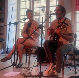 Antonio Villeroy Instagram - A Música Une! A Arte Salva! Juntos Somos Mais!

No domingo passado, durante 7 horas, vários artistas, artesãos, cozinheiros e outros profissionais, se reuniram em Lisboa em prol das vítimas das enchentes do RS.

Nesse carrossel, temos alguns momentos desse grande ato de solidariedade em que a música foi o fator aglutinador.

1. @couplecoffeeduo sob o olhar atento e admirado de Antonella, que, com 6 anos de idade, já percebe as qualidades da arte e os propósitos de estarmos unidos.
2. @edusantos que apresentou os artistas, como sempre fez em seus programas de rádio, e capitaneou essa produção a qual tive a honra de participar junto com o @samambaia.bar .
3. Paula Morelembaum @berimbaum e @fredmartinsmusic que desfiaram com maestria lindos clássicos da música brasileira.@
4. @carlavisi a quem tive o prazer de acompanhar no calor da hora, e fez galera dançar, como se estivéssemos em uma festa no Pelô..
5. @zerenatooficial que emocionou cantando suas canções e ainda puxou Felicidade do Lupicinio Rodrigues.
6. @bernardolobo.music e @taisreganelli , que fizeram marcantes apresentações solo, e também nos brindaram com um belo dueto.
7. @barbararodrix com sua imensa sensibilidade, suas canções de caminhos novos e inspiradores.
8. @jhondouglas que encantou e divertiu com suas músicas originais e letras com humor sutil.
9. @erika_machado que trouxe os ares de Minas, com graça, talento e uma voz de pura leveza.
10. A programação do evento, que ainda contou com os grandes talentos de @inesbispo99 , @jeankartabil , Radio Axé (Live PA), @bemqueremusic e @jessicasoveraldj na discotecagem.

Todos os artistas atuaram sem receber cachê. 

Durante as sete horas de evento circularam pelo Samambaia cerca de 500 pessoas, que fizeram doações diretas para entidades que estão na linha de frente, no RS prestando ajuda humanitária para as pessoas impactadas pela tragédia.

O lucro do @samambaia.bar , assim como dos feirantes foram todos destinados para as entudades, através de pix, PayPall e transferência direta por código seift e Iban.

Seguiremos com outras ações e doações.