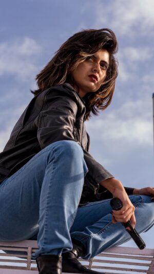 Anubha Sourya Sarangi Instagram - ♟⏳ Time will tell!

📸 : @vignettes_of_imagination 

#time #karma #bangbang #black #conceptshoot #bluesky #leatherjacket