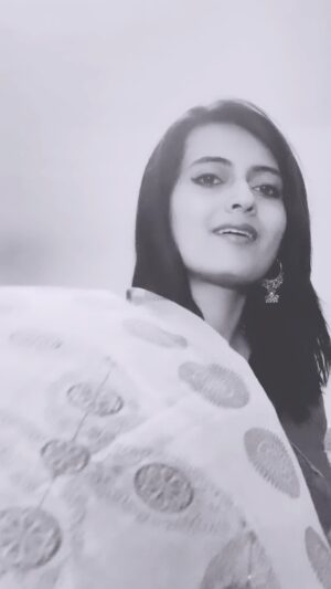 Anubha Sourya Sarangi Instagram - 🤪 

#tumsemilkedilkajohaal #transitionreels #reelsinstagram #reelitfeelit #reelkarofeelkaro #bollywood #bollywoodsongs #ethnic #ethnicwear #ethnicjewellery #ethnicearrings #shahrukhkhan #dupatta #bluedress #bindi #love #indianwear