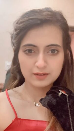Anubha Sourya Sarangi Instagram - POV : Self obsessed In odia we call it “Phulei” 😂! Am I? 

Also, my attire- something exciting coming soon!