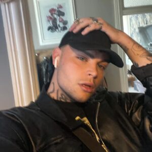 Anubis Finch Instagram - out now!!💿🍾 off to a little photoshoot tonight, and bi pride (london) tomorrow! see you there! 🖤🖤