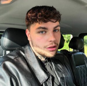 Anubis Finch Instagram - to do list:
take selfies in the Uber to the studio ☑️
sweat my melons off all day ☑️
see @sza tomorrow… 

EEEEEEK 🌞 so excited for #SOStour tomorrow, who am I gonna see there??