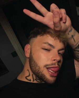 Anubis Finch Instagram - welcome to another instalment of… pictures of my face ☕️🍂 getting into AHS drag tonight.. any guesses as to who I’m becoming for Halloween? 🤭