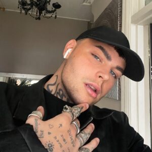 Anubis Finch Instagram - out now!!💿🍾 off to a little photoshoot tonight, and bi pride (london) tomorrow! see you there! 🖤🖤