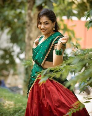 Anupama Gowda Instagram - My modernized lifestyle still finds swag in traditional outfit ♥️♥️♥️
#rajaranireloaded week 9

Outfit : @anthariya_ 
Styling : @likitha_suresh_ 
Jewellery:  @thespatika 
MUA: Meee 
PC : @raghavstudios