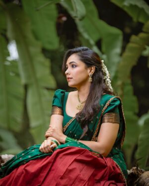 Anupama Gowda Instagram - My modernized lifestyle still finds swag in traditional outfit ♥️♥️♥️
#rajaranireloaded week 9

Outfit : @anthariya_ 
Styling : @likitha_suresh_ 
Jewellery:  @thespatika 
MUA: Meee 
PC : @raghavstudios