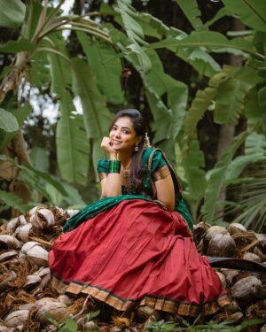 Anupama Gowda Instagram - My modernized lifestyle still finds swag in traditional outfit ♥️♥️♥️
#rajaranireloaded week 9

Outfit : @anthariya_ 
Styling : @likitha_suresh_ 
Jewellery:  @thespatika 
MUA: Meee 
PC : @raghavstudios