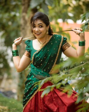 Anupama Gowda Instagram - My modernized lifestyle still finds swag in traditional outfit ♥️♥️♥️
#rajaranireloaded week 9

Outfit : @anthariya_ 
Styling : @likitha_suresh_ 
Jewellery:  @thespatika 
MUA: Meee 
PC : @raghavstudios