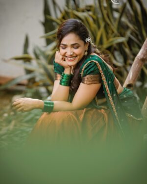 Anupama Gowda Instagram - My modernized lifestyle still finds swag in traditional outfit ♥️♥️♥️
#rajaranireloaded week 9

Outfit : @anthariya_ 
Styling : @likitha_suresh_ 
Jewellery:  @thespatika 
MUA: Meee 
PC : @raghavstudios