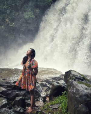 Anupama Gowda Instagram - Be still and listen to the story that the rain is telling you ☔️
@ayatana.resorts 

Dress : @zudio 
PC: @ishitavarsha_official
