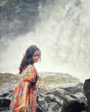 Anupama Gowda Instagram - Be still and listen to the story that the rain is telling you ☔️
@ayatana.resorts 

Dress : @zudio 
PC: @ishitavarsha_official