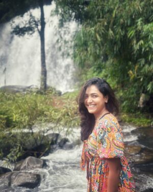 Anupama Gowda Instagram - Be still and listen to the story that the rain is telling you ☔️
@ayatana.resorts 

Dress : @zudio 
PC: @ishitavarsha_official