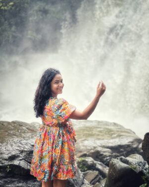 Anupama Gowda Instagram - Be still and listen to the story that the rain is telling you ☔️
@ayatana.resorts 

Dress : @zudio 
PC: @ishitavarsha_official
