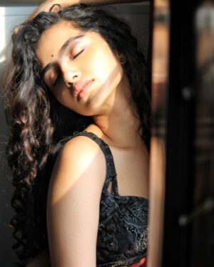 Anupama Parameswaran Instagram - Aayat ki tarah 🦢