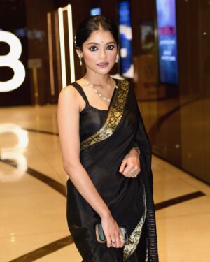 Anusha Viswanathan Instagram - About last night. 🥰
From the special screening of Hemanter Aparanha directed by @ashokeviswanathan ! ❤️
Releasing tomorrow in theatres near you. Please go watch it. 🩷
.
.
.
I’m sorry for not tagging the photographers. But there are multiple in this post, but sending you all my thanks for these wonderful pictures. ❤️
.
.
.
Hair and Make up : @brushofpritam , @sujitdas466 🩵
.
.
.
#saree #blacksaree #bengali #love #premierenight #specialscreening #actor #hemanteraparanha #fashion #mood #film #blackismyhappycolor #hope #bengaligirl #sareenotsorry #aesthetic #kohleyes #kajal #lifestyleblogger #fashionblogger #instablogger