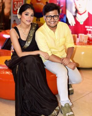 Anusha Viswanathan Instagram - About last night. 🥰
From the special screening of Hemanter Aparanha directed by @ashokeviswanathan ! ❤️
Releasing tomorrow in theatres near you. Please go watch it. 🩷
.
.
.
I’m sorry for not tagging the photographers. But there are multiple in this post, but sending you all my thanks for these wonderful pictures. ❤️
.
.
.
Hair and Make up : @brushofpritam , @sujitdas466 🩵
.
.
.
#saree #blacksaree #bengali #love #premierenight #specialscreening #actor #hemanteraparanha #fashion #mood #film #blackismyhappycolor #hope #bengaligirl #sareenotsorry #aesthetic #kohleyes #kajal #lifestyleblogger #fashionblogger #instablogger