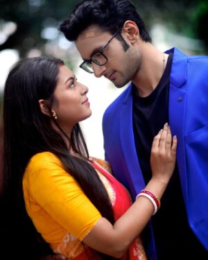 Anushka Goswami Instagram - Aranyak & Roshnai ❤️

Are you enjoying the episodes of Roshnai??
Please let us know!! Looking forward to your valuable feedback!! 🤗

Keep watching Roshnai, Mon-Sunday, 8:30pm. Only on @starjalsha 🌸😊❤️

📸@krishnenendu_adhikary5070