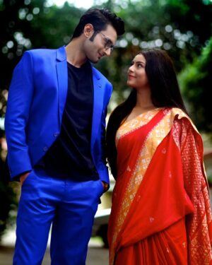 Anushka Goswami Instagram - Aranyak & Roshnai ❤️

Are you enjoying the episodes of Roshnai??
Please let us know!! Looking forward to your valuable feedback!! 🤗

Keep watching Roshnai, Mon-Sunday, 8:30pm. Only on @starjalsha 🌸😊❤️

📸@krishnenendu_adhikary5070