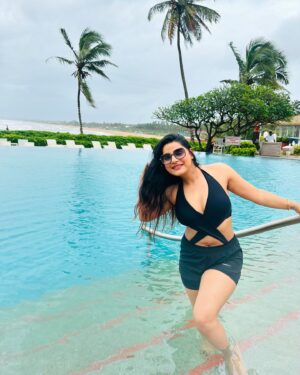 Anushka Srivastava Instagram - Dive into my eyes and swim in endless skies 👁️🏊♀️❤️

#ootd #instagram #viral #attitude #funtimes #goa #swimming #anushkasrivastava