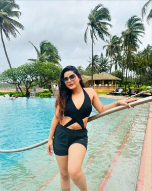 Anushka Srivastava Instagram - Dive into my eyes and swim in endless skies 👁️🏊♀️❤️

#ootd #instagram #viral #attitude #funtimes #goa #swimming #anushkasrivastava