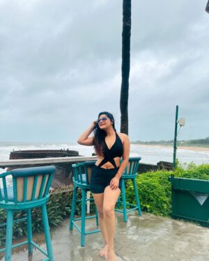 Anushka Srivastava Instagram - Dive into my eyes and swim in endless skies 👁️🏊♀️❤️

#ootd #instagram #viral #attitude #funtimes #goa #swimming #anushkasrivastava
