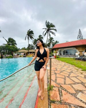 Anushka Srivastava Instagram - Dive into my eyes and swim in endless skies 👁️🏊♀️❤️

#ootd #instagram #viral #attitude #funtimes #goa #swimming #anushkasrivastava