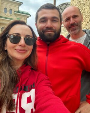 Anzhelika Kashirina Instagram - Ну а почему бы в августе не вспомнить июнь и как мне было хорошо на съёмках в Дагестане🎬🤍

Конечно когда выйдет наш фильм я ещё напишу много слов благодарности. Какая у нас была потрясающая группа! Очень счастлива, что была частью этого классного, доброго киноприключения🤍

Первая сцена у меня была с @actresspanina Настей🤍 Мы не были знакомы до проекта, но через минуту нашего знакомства у меня было полное ощущение, что мы знаем друг друга сто лет.
 «Мой чечек» - подумала я и полюбила сразу😍
Очень люблю любить своих партнёров😅
На этом проекте любви было много:)))