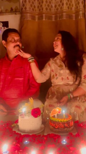 Aparajita Auddy Instagram - সাতাশ টি বসন্ত পেরিয়ে আঠাশে পা। এই বেশ ভালো আছি।আর মজার ব্যাপার হলো আমি জীবনের সাতাশটি বসন্ত পেরোনোর পর, আমার দাদা এই প্রথম বসন্তের দিকে পা বাড়ালো। অদ্ভুত ভাবে দাদার বিবাহের দিন ২ রা আগস্ট,  আমার ৮, এবং আরও একটা মজার ব্যাপার হলো বাবা ১৫ই আগস্টের দিন পরাধীনতা বরণ করে মা কে বিবাহ করেন; আর অগত্যা একজন মানুষ স্বাধীনতা দিবসের দিন পরাধীন হন 😃😃😃😃😃। 

এবছর আবার আরেক অদ্ভুত ঘটনা ঘটছে ২০২২-এ আমার জন্মদিনের সব দুই পড়ে ছিল মানে ২:২:২০২২। আর এবারে বিবাহ বার্ষিকী পড়েছে ৮:৮:২০২৪ মানে ৮:৮:৮। 

বড়দের আমার প্রণাম ছোটদের আমার অনেক প্রীতি এবং সমবয়সীদের আমার অনেক শুভেচ্ছা; প্রত্যেকে কামনা করবেন আমরা যেন আরও দীর্ঘ পথ পেরিয়ে যেতে পারি আর ঈশ্বর যেন সবসময় আমাদের সঙ্গেই থাকেন।

#anniversary #marriageanniversary #love #loveofmylife #mylove #27thanniversary #life #love #aparajita_adhya_official