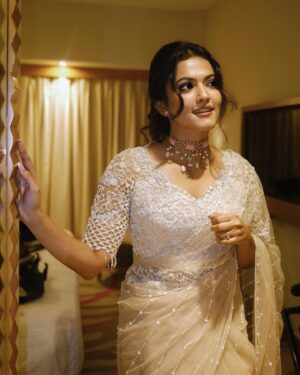Aparna Das Instagram - Glammed up and feeling like a ⭐️ for #FILMFARE

Outfit : @t.and.msignature 
Jewellery : @m.o.dsignature