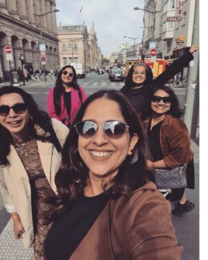 Aparna Nair Instagram - Woke up in Paris.. !! @_arya_vijaykumar 
@aisootti 
@athirasujatha