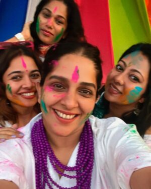Aparna Nair Instagram - Never late to play with colors !!
#blurryhappypics