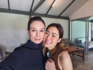 Apasiri Nitibhon Instagram - เมื่อร้องไห้จนตาบวม👀🥄
แนะนำให้เอาช้อนไปแช่น้ำแข็งทิ้งไว้10-15 นาที ควรเลือกใช้ช้อนที่มีความนูนเพื่อให้เข้ากับรูปตา จากนั้นนำมาประคบที่ดวงตา.. และนวดอย่างเบามือเพื่อคลายอาการบวม เป็นวิธีที่ได้รับความนิยมและมีประสิทธิภาพอย่างหนึ่ง 🥰💯 🥄แช่กันยัง💨♥️ 
#ใจซ่อนรักep7 #thesecretofus 
#งานอาภา #ใจซ่อนรัก