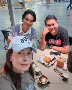 Apasiri Nitibhon Instagram - ต้องเจอกันทุกอาทิตย์คิดถึง🫰♥️💯
พี่ถ่ายให้ กระเป๋าใหญ่ใส่สารพัด แล้วหาเก่งงงง🙄🤪🤣📱👓
#rpasirifamily 
#พี่อ่ำเป็นพี่ชายๆๆๆจ้ะ😆👧🏻👨🏻 
#พี่อั๋นพี่คนโตเป็นโปรจ้ะ😁
