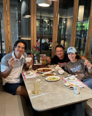 Apasiri Nitibhon Instagram - ต้องเจอกันทุกอาทิตย์คิดถึง🫰♥️💯
พี่ถ่ายให้ กระเป๋าใหญ่ใส่สารพัด แล้วหาเก่งงงง🙄🤪🤣📱👓
#rpasirifamily 
#พี่อ่ำเป็นพี่ชายๆๆๆจ้ะ😆👧🏻👨🏻 
#พี่อั๋นพี่คนโตเป็นโปรจ้ะ😁