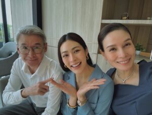 Apasiri Nitibhon Instagram - ขอบคุณคุณดิว พี่นาย ที่ไว้วางใจชวนให้มาเป็นคุณรัศมีหนึ่งในครอบครัว ฐานานุศักดิ์ ที่อบอุ่นนะคะ😊ท้าทายทั้งบทบาทในการแสดง และท้าทายระบบรอบทิศทางสุดๆ😅 สนุกมากๆค่ะ ขอบคุณนักแสดงที่น่ารักทุกท่านและทุกภาคส่วนที่เกี่ยวข้องกับซีรี่ส์เรื่องนี้ ขอบคุณผู้ชมทุกท่านที่สนุกกับการหลบหนีของคุณรัศมี เชื่อว่าสุดท้ายจะกลับมารักและเข้าใจนาง😊เพราะทุกคนต้องใช้เวลาในการเรียนรู้และยอมรับกับทุกๆเรื่องราวของชีวิต🫰และอย่างที่เคยบอกว่าซีรี่ย์จบทุกคนจะรักเด็กน้อยทั้งสองคนนี้มากขึ้นเป็น 100 เท่า 💯♥️ซึ่งตอนนี้น่าจะพันเท่าแล้ว😊🫶🏻
#ใจซ่อนรัก  #thesecretofus 
#rpaselfie #งานอาภา