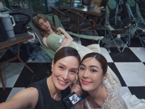 Apasiri Nitibhon Instagram - ขอบคุณคุณดิว พี่นาย ที่ไว้วางใจชวนให้มาเป็นคุณรัศมีหนึ่งในครอบครัว ฐานานุศักดิ์ ที่อบอุ่นนะคะ😊ท้าทายทั้งบทบาทในการแสดง และท้าทายระบบรอบทิศทางสุดๆ😅 สนุกมากๆค่ะ ขอบคุณนักแสดงที่น่ารักทุกท่านและทุกภาคส่วนที่เกี่ยวข้องกับซีรี่ส์เรื่องนี้ ขอบคุณผู้ชมทุกท่านที่สนุกกับการหลบหนีของคุณรัศมี เชื่อว่าสุดท้ายจะกลับมารักและเข้าใจนาง😊เพราะทุกคนต้องใช้เวลาในการเรียนรู้และยอมรับกับทุกๆเรื่องราวของชีวิต🫰และอย่างที่เคยบอกว่าซีรี่ย์จบทุกคนจะรักเด็กน้อยทั้งสองคนนี้มากขึ้นเป็น 100 เท่า 💯♥️ซึ่งตอนนี้น่าจะพันเท่าแล้ว😊🫶🏻
#ใจซ่อนรัก  #thesecretofus 
#rpaselfie #งานอาภา