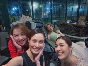 Apasiri Nitibhon Instagram - ขอบคุณคุณดิว พี่นาย ที่ไว้วางใจชวนให้มาเป็นคุณรัศมีหนึ่งในครอบครัว ฐานานุศักดิ์ ที่อบอุ่นนะคะ😊ท้าทายทั้งบทบาทในการแสดง และท้าทายระบบรอบทิศทางสุดๆ😅 สนุกมากๆค่ะ ขอบคุณนักแสดงที่น่ารักทุกท่านและทุกภาคส่วนที่เกี่ยวข้องกับซีรี่ส์เรื่องนี้ ขอบคุณผู้ชมทุกท่านที่สนุกกับการหลบหนีของคุณรัศมี เชื่อว่าสุดท้ายจะกลับมารักและเข้าใจนาง😊เพราะทุกคนต้องใช้เวลาในการเรียนรู้และยอมรับกับทุกๆเรื่องราวของชีวิต🫰และอย่างที่เคยบอกว่าซีรี่ย์จบทุกคนจะรักเด็กน้อยทั้งสองคนนี้มากขึ้นเป็น 100 เท่า 💯♥️ซึ่งตอนนี้น่าจะพันเท่าแล้ว😊🫶🏻
#ใจซ่อนรัก  #thesecretofus 
#rpaselfie #งานอาภา