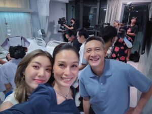 Apasiri Nitibhon Instagram - ขอบคุณคุณดิว พี่นาย ที่ไว้วางใจชวนให้มาเป็นคุณรัศมีหนึ่งในครอบครัว ฐานานุศักดิ์ ที่อบอุ่นนะคะ😊ท้าทายทั้งบทบาทในการแสดง และท้าทายระบบรอบทิศทางสุดๆ😅 สนุกมากๆค่ะ ขอบคุณนักแสดงที่น่ารักทุกท่านและทุกภาคส่วนที่เกี่ยวข้องกับซีรี่ส์เรื่องนี้ ขอบคุณผู้ชมทุกท่านที่สนุกกับการหลบหนีของคุณรัศมี เชื่อว่าสุดท้ายจะกลับมารักและเข้าใจนาง😊เพราะทุกคนต้องใช้เวลาในการเรียนรู้และยอมรับกับทุกๆเรื่องราวของชีวิต🫰และอย่างที่เคยบอกว่าซีรี่ย์จบทุกคนจะรักเด็กน้อยทั้งสองคนนี้มากขึ้นเป็น 100 เท่า 💯♥️ซึ่งตอนนี้น่าจะพันเท่าแล้ว😊🫶🏻
#ใจซ่อนรัก  #thesecretofus 
#rpaselfie #งานอาภา
