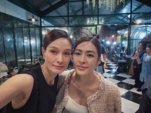 Apasiri Nitibhon Instagram - ขอบคุณคุณดิว พี่นาย ที่ไว้วางใจชวนให้มาเป็นคุณรัศมีหนึ่งในครอบครัว ฐานานุศักดิ์ ที่อบอุ่นนะคะ😊ท้าทายทั้งบทบาทในการแสดง และท้าทายระบบรอบทิศทางสุดๆ😅 สนุกมากๆค่ะ ขอบคุณนักแสดงที่น่ารักทุกท่านและทุกภาคส่วนที่เกี่ยวข้องกับซีรี่ส์เรื่องนี้ ขอบคุณผู้ชมทุกท่านที่สนุกกับการหลบหนีของคุณรัศมี เชื่อว่าสุดท้ายจะกลับมารักและเข้าใจนาง😊เพราะทุกคนต้องใช้เวลาในการเรียนรู้และยอมรับกับทุกๆเรื่องราวของชีวิต🫰และอย่างที่เคยบอกว่าซีรี่ย์จบทุกคนจะรักเด็กน้อยทั้งสองคนนี้มากขึ้นเป็น 100 เท่า 💯♥️ซึ่งตอนนี้น่าจะพันเท่าแล้ว😊🫶🏻
#ใจซ่อนรัก  #thesecretofus 
#rpaselfie #งานอาภา