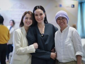 Apasiri Nitibhon Instagram - ขอบคุณคุณดิว พี่นาย ที่ไว้วางใจชวนให้มาเป็นคุณรัศมีหนึ่งในครอบครัว ฐานานุศักดิ์ ที่อบอุ่นนะคะ😊ท้าทายทั้งบทบาทในการแสดง และท้าทายระบบรอบทิศทางสุดๆ😅 สนุกมากๆค่ะ ขอบคุณนักแสดงที่น่ารักทุกท่านและทุกภาคส่วนที่เกี่ยวข้องกับซีรี่ส์เรื่องนี้ ขอบคุณผู้ชมทุกท่านที่สนุกกับการหลบหนีของคุณรัศมี เชื่อว่าสุดท้ายจะกลับมารักและเข้าใจนาง😊เพราะทุกคนต้องใช้เวลาในการเรียนรู้และยอมรับกับทุกๆเรื่องราวของชีวิต🫰และอย่างที่เคยบอกว่าซีรี่ย์จบทุกคนจะรักเด็กน้อยทั้งสองคนนี้มากขึ้นเป็น 100 เท่า 💯♥️ซึ่งตอนนี้น่าจะพันเท่าแล้ว😊🫶🏻
#ใจซ่อนรัก  #thesecretofus 
#rpaselfie #งานอาภา