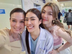 Apasiri Nitibhon Instagram - ขอบคุณคุณดิว พี่นาย ที่ไว้วางใจชวนให้มาเป็นคุณรัศมีหนึ่งในครอบครัว ฐานานุศักดิ์ ที่อบอุ่นนะคะ😊ท้าทายทั้งบทบาทในการแสดง และท้าทายระบบรอบทิศทางสุดๆ😅 สนุกมากๆค่ะ ขอบคุณนักแสดงที่น่ารักทุกท่านและทุกภาคส่วนที่เกี่ยวข้องกับซีรี่ส์เรื่องนี้ ขอบคุณผู้ชมทุกท่านที่สนุกกับการหลบหนีของคุณรัศมี เชื่อว่าสุดท้ายจะกลับมารักและเข้าใจนาง😊เพราะทุกคนต้องใช้เวลาในการเรียนรู้และยอมรับกับทุกๆเรื่องราวของชีวิต🫰และอย่างที่เคยบอกว่าซีรี่ย์จบทุกคนจะรักเด็กน้อยทั้งสองคนนี้มากขึ้นเป็น 100 เท่า 💯♥️ซึ่งตอนนี้น่าจะพันเท่าแล้ว😊🫶🏻
#ใจซ่อนรัก  #thesecretofus 
#rpaselfie #งานอาภา