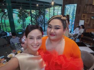 Apasiri Nitibhon Instagram - ขอบคุณคุณดิว พี่นาย ที่ไว้วางใจชวนให้มาเป็นคุณรัศมีหนึ่งในครอบครัว ฐานานุศักดิ์ ที่อบอุ่นนะคะ😊ท้าทายทั้งบทบาทในการแสดง และท้าทายระบบรอบทิศทางสุดๆ😅 สนุกมากๆค่ะ ขอบคุณนักแสดงที่น่ารักทุกท่านและทุกภาคส่วนที่เกี่ยวข้องกับซีรี่ส์เรื่องนี้ ขอบคุณผู้ชมทุกท่านที่สนุกกับการหลบหนีของคุณรัศมี เชื่อว่าสุดท้ายจะกลับมารักและเข้าใจนาง😊เพราะทุกคนต้องใช้เวลาในการเรียนรู้และยอมรับกับทุกๆเรื่องราวของชีวิต🫰และอย่างที่เคยบอกว่าซีรี่ย์จบทุกคนจะรักเด็กน้อยทั้งสองคนนี้มากขึ้นเป็น 100 เท่า 💯♥️ซึ่งตอนนี้น่าจะพันเท่าแล้ว😊🫶🏻
#ใจซ่อนรัก  #thesecretofus 
#rpaselfie #งานอาภา