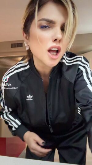 Araceli González Instagram - Ya sabadoooooo! Me mata esta como enojada 😂😂😂😂😂😂😂😂😂😂. Jajajajajja! Bailé del caballito! 😜