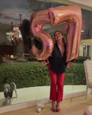 Araceli González Instagram - Feliz y merecido cumpleaños para mi! Con mis amores ! 🎉🌸. Mi deseo no es deseo! Es un gracias a mi vida hoy! Mi elección hoy! Mi amor hoy! Gracias soy muy afortunada y quiero agradecer ❤️