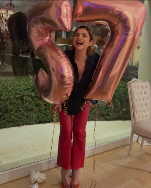 Araceli González Instagram - Feliz y merecido cumpleaños para mi! Con mis amores ! 🎉🌸. Mi deseo no es deseo! Es un gracias a mi vida hoy! Mi elección hoy! Mi amor hoy! Gracias soy muy afortunada y quiero agradecer ❤️