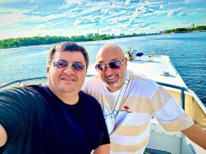 Aram Ananyan Instagram - Кто такие настоящие друзья?
Это одна душа, которая обитает в двух телах.
Брат уехал, а уже успел соскучиться)))
@umar_archer 🖤
