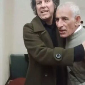 Arash Mir Ahmadi Instagram - بیاد آرش میراحمدی که مهربان بود
.
روز پدر مبارک...
امین میراحمدی. آرش میراحمدی و مهدی میراحمدی که همیشه سلامت باشند 

.

زندگی همینه.. درست همین ... دیروز دوباره یک نفر از خانواده میراحمدی رفت... امین میراحمدی برادر بزرگ آرش بعد از چند سال بیماری. امروز عصری ما رو ترک کرد . عمو امین انسان بزرگی بود نشانه یک مرد با اصالت... فکر کنم در شهر فراشبند زادگاه آرش همه عمو امین را به خوبی می‌شناختند.. چون معلم بود و نوجوانان زیادی رو عاشق علم کرد و یاد داد چطور دنبال رویاهاشون بروند. او مهربان بود و زیبا به زیبایی آرش میراحمدی 
.
تسلیت میگم به شهربانوی عزیزم که همیشه همراه و همدم عمو امین  بود 
آیلین . سمیه . مریم . ساره . بهار. ترانه . فهیمه  میراحمدی 
پدر شما بهترین پدر دنیا بود .... یادش گرامی
.
.
#آرش_میراحمدی در قلب ما زنده است