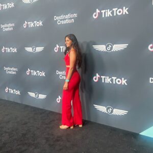 Arasha Lalani Instagram - You can’t miss me now 💋💋💋