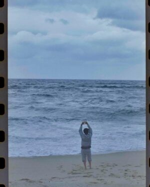 Arata Iura Instagram - _
誰もいない砂浜
ただひたすら波の音を聴いて
解放

photo： @rikiyanakamura 

#まつばんだに導かれて
#屋久島
@sauntermag.japan 
@mightry_elnest