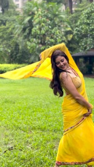 Archana Gupta Instagram - Caption ❌ Comments ✅
.
.
.
.
.
.
.
#rain #dance #love #trending #foryou #sareelove #sareefashion #desiswag #rainsongs #archanagupta #actress #trendingreels #reelsindia #instareels #sareeaddict #mystyle #fashiongram #bollywoodsongs #chandani #sridevi #beauty #smile #dancereels #explore #mumbairains #monsoon